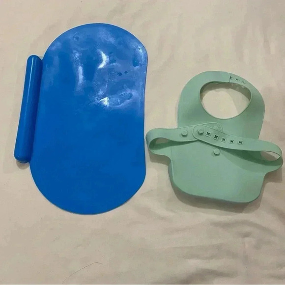 Baby green  silicone bib and blue Mambomats placemat. - Picture 2 of 5